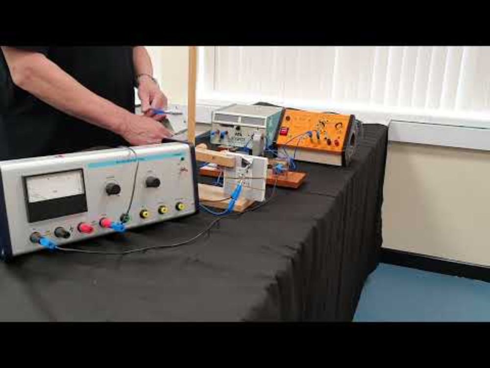 Determination of the absolute permitivitty of air