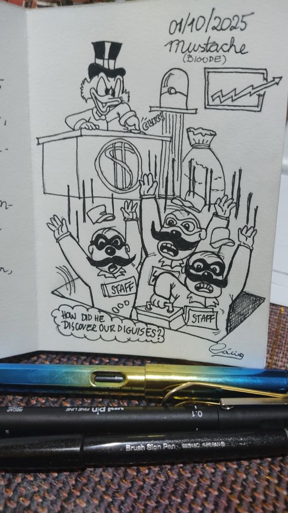 Tio Patinhas em sua mesa no interior da Caixa Forte, aperta um botão e um alçapão se abre, onde caem os Irmãos Metralha, que estão disfarçados como funcionários e com um grande bigode preto cada um. Um dos Metralhas se questions em pensamento como ele descobriu o disfarce. Ao lado da mesa do Tio Patinhas há o pedestal com a moeda número 1, um saco de dinheiro e um quadro com um gráfico de rendimentos com uma seta subindo e quebrando o limite da moldura. 