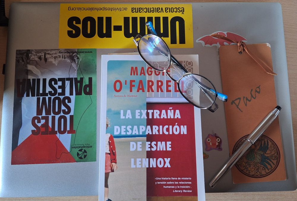 No és el que més m'ha agradat de Maggie O’Farrell. Malgrat el seu maneig excepcional del ritme i de la prosa, que fa que l'interés no decaiga en cap moment, em sembla que abusa de la imaginació del lector, deixant molts passatges del llibre oberts i massa misteris sense resoldre, 
a mercé del que el lector considere. L'he llegit a gust, però no m'ha deixat el regust que em van deixar L’anell de casada o Hamnet.