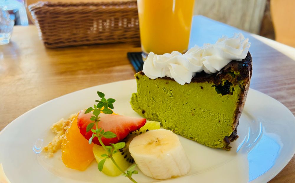手前：抹茶バスクチーズケーキ
奥：オレンジジュース