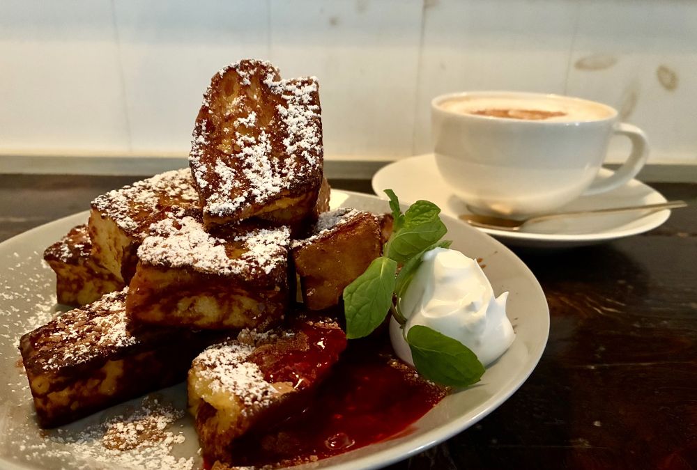 手前：フレンチトースト
奥：マサラチャイ