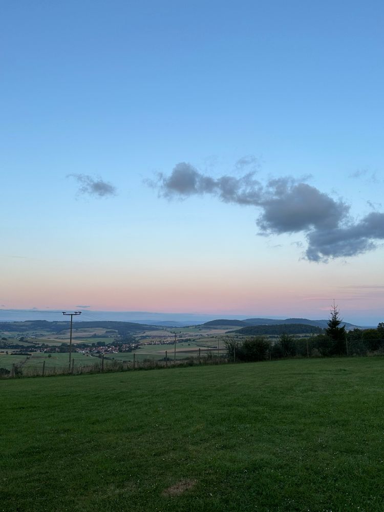 Blick über die abendliche Landschaft, man sieht, dass es kalt ist