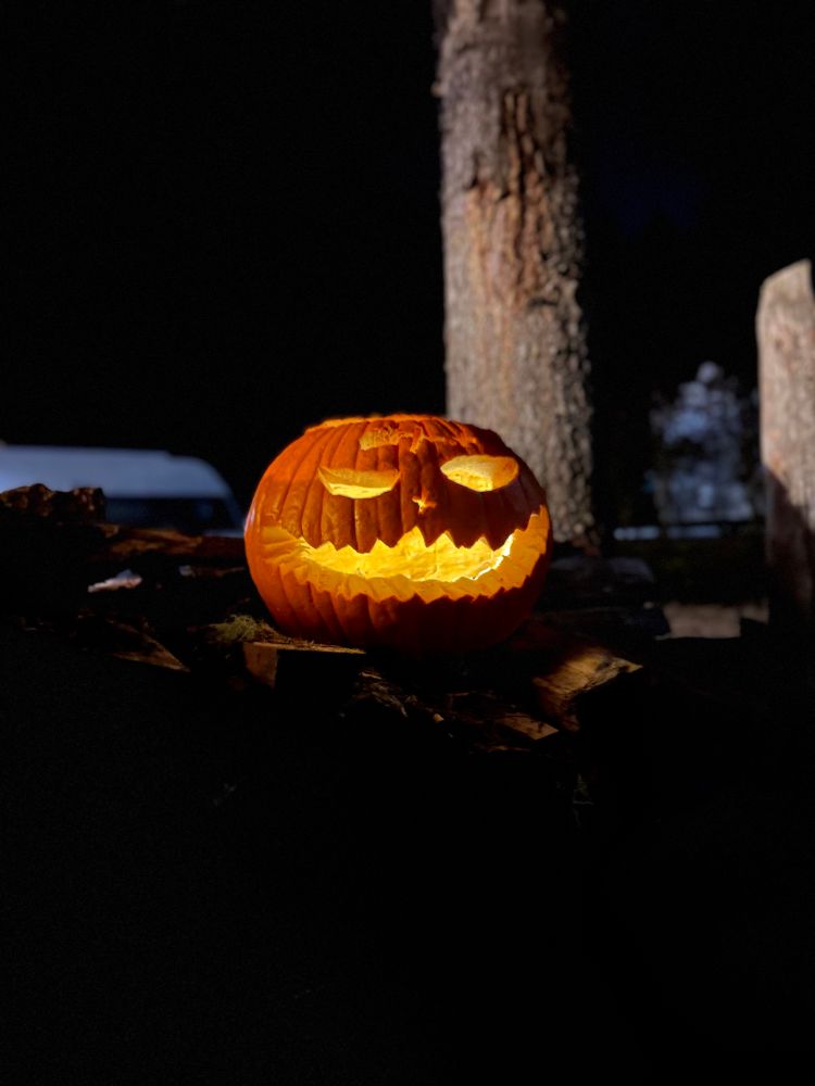 Ein geschnitzter und leuchtender Halloweenkürbis