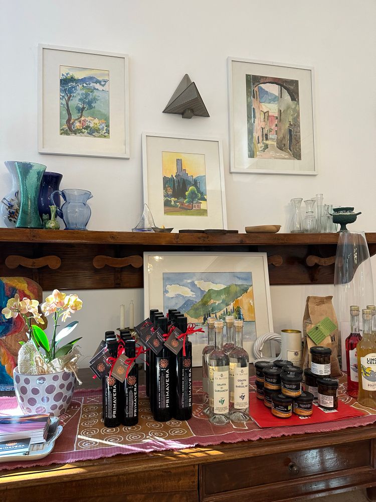 Rezeption, mit Kunst aus der Umgebung und heimischen Produkten