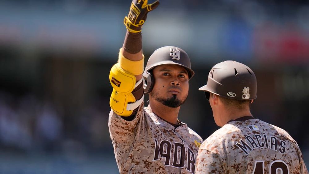 Luis Arraez, bateador de los Padres de 28 años, no se había ponchado en sus primeras 53 apariciones al plato de la temporada 2025 de la MLB, una hazaña poco común que demuestra su excepcional habilidad de contacto y disciplina al bate. 

Su primer ponche del año llegó en su 58.ª aparición al plato contra Justin Sterner, relevista de los Athletics de 1,85 m y 97 kg, con un lanzamiento engañoso que también golpeó a Arraez, lo que añadió un golpe físico a la cifra estadística. 

La baja tasa de ponches de Arraez se alinea con su perfil profesional; en 2023, lideró la MLB con un 5,5% de ponches, muy por debajo del promedio de la liga del 22,7%, según datos de Baseball-Reference. 