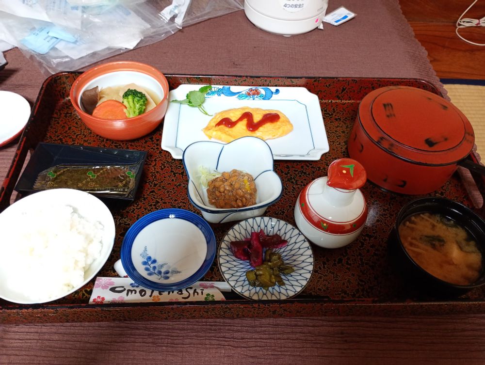 旅館の朝ごはん
オムレツ、ロールキャベツ、納豆、味噌汁、ごはん、のり