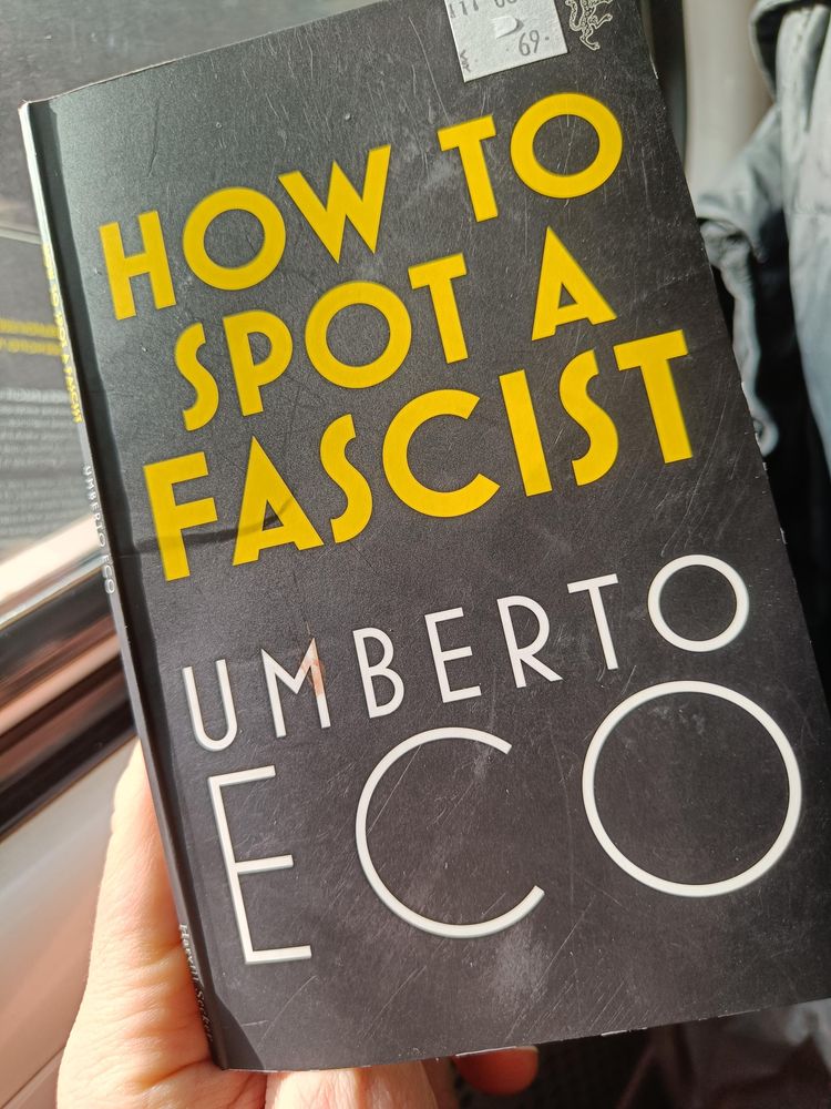 Boka "How to spot a fascist" av Umberto Eco.