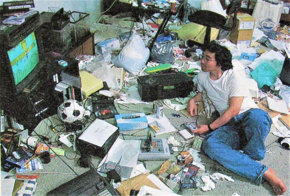 Yoshihiro Togashi en train de jouer dans une pièce en léger désordre 