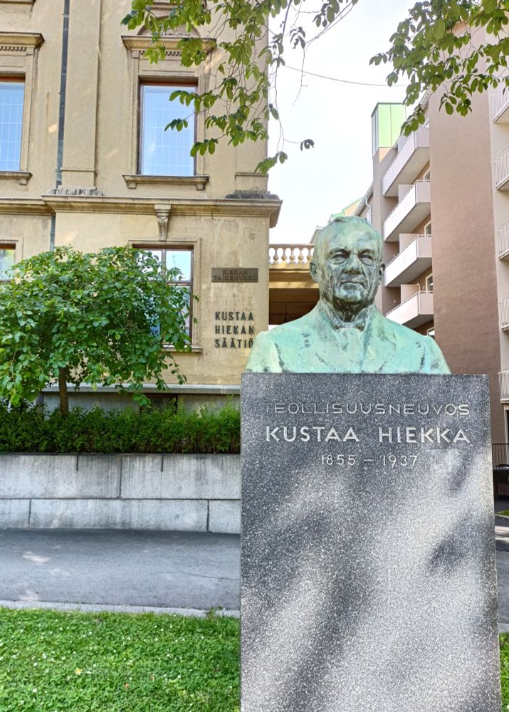 Itse Kustaa Hiekka museonsa edessä Tampereella.