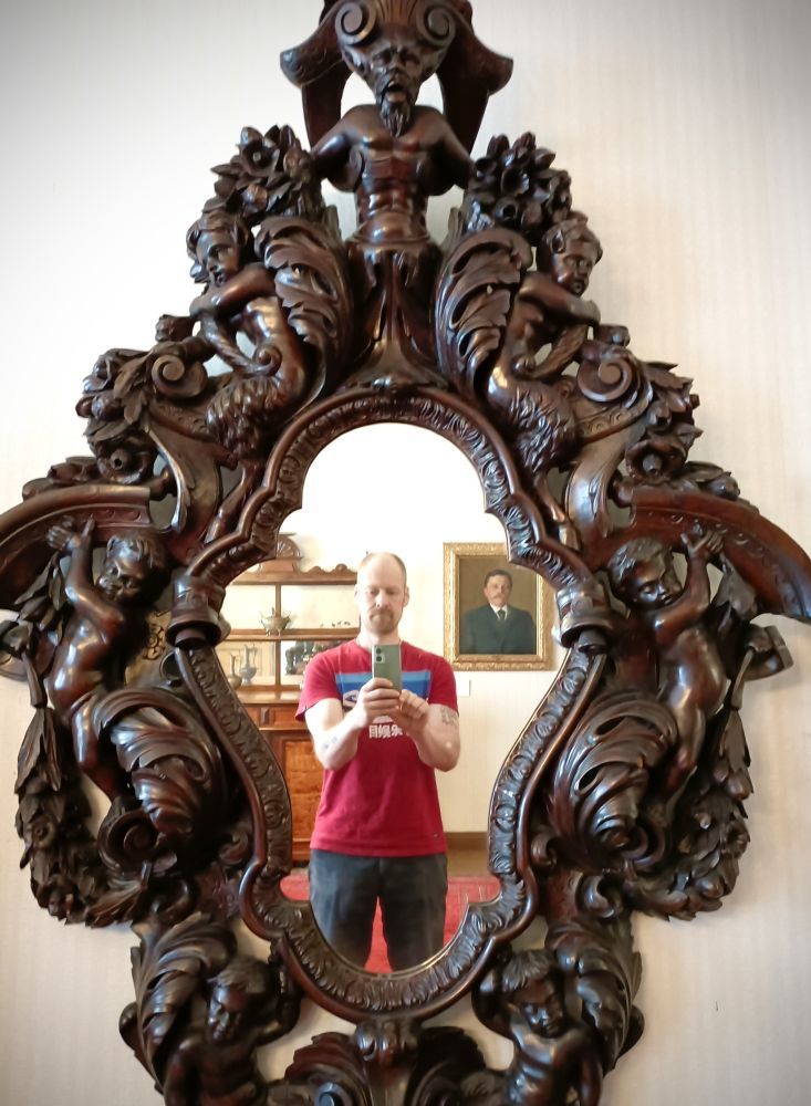 Böömiläinen, luultavasti kirottu, selfiepeili Kustaa Hiekan museossa Tampereella.