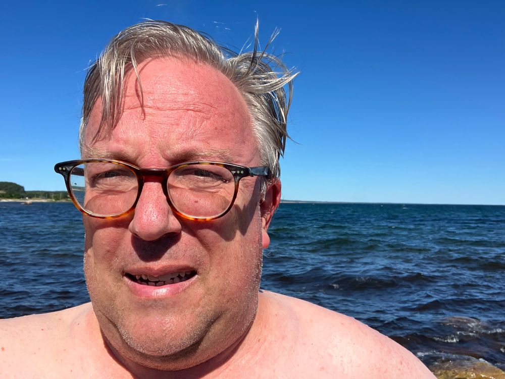 Bild på kontoinnehavaren, nyss uppstigen ur Östersjön.