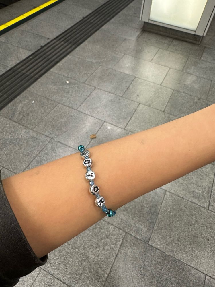 ein taylor swift freundschaftsband mit dem song "you're on your own, kid"