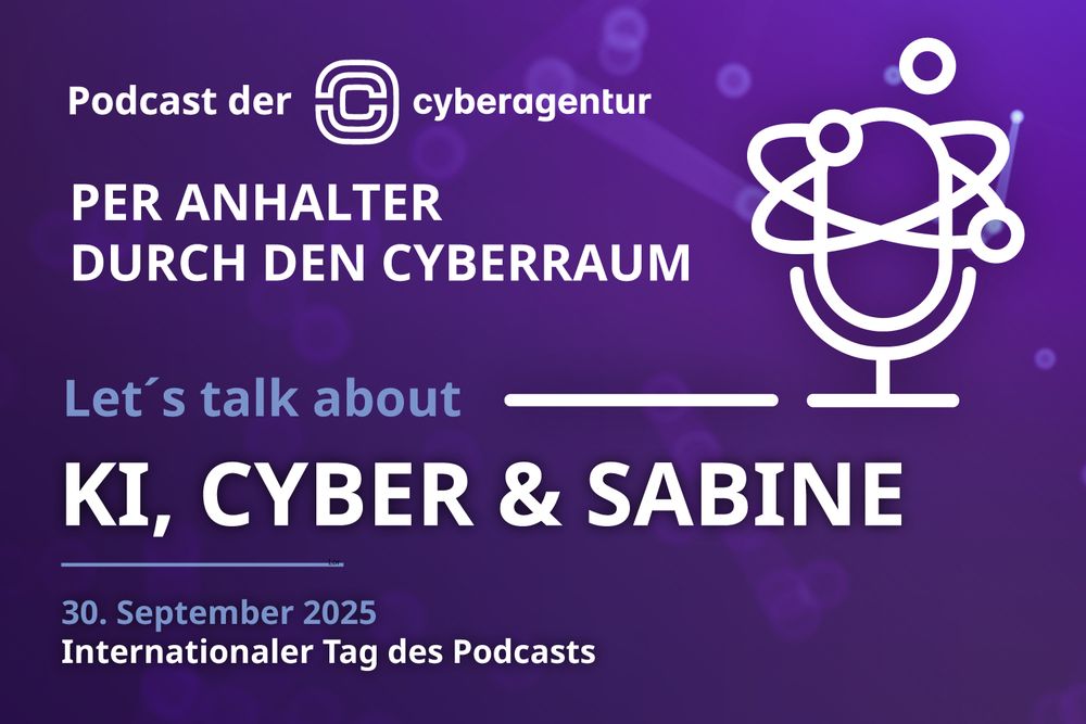Das Bild zeigt ein digitales Plakat in Violetttönen mit weißen und blauen Schriftzügen. Oben links ist das Logo der Cyberagentur zu sehen, daneben der Text „Podcast der Cyberagentur“. Darunter steht in großen weißen Lettern „PER ANHALTER DURCH DEN CYBERRAUM“. Rechts daneben befindet sich ein stilisiertes Mikrofon-Symbol, das mit Atom- bzw. Orbitlinien und kleinen Kreisen verbunden ist und so Wissenschaft, Technik und Kommunikation symbolisiert. In der Mitte des Plakats ist der Schriftzug „Let’s talk about“ in blauer Schrift und darunter in sehr großen weißen Buchstaben „KI, CYBER & SABINE“ zu lesen. Am unteren Rand steht: „30. September 2025 – Internationaler Tag des Podcasts“. Hintergrund ist ein dunkellila Farbverlauf mit abstrakten, unscharfen Molekül- und Netzwerkstrukturen. Montage: freepik/Cyberagentur.
