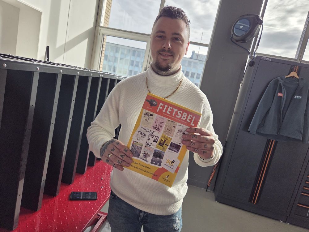 Glenn Rietveld met het eerste exemplaar van de Fietsbel.