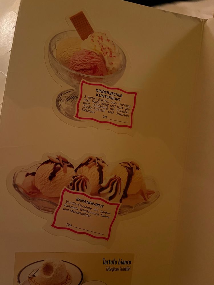 Foto einer Eiskarte in einem Restaurant auf dem die Eisbecher unter anderem mit „Eiskrem“ bezeichnet werden und die Preisangabe in DM
