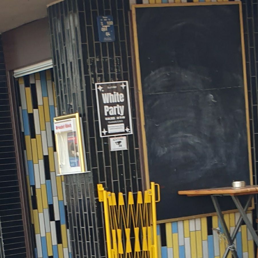 Ein Plakat mit der Aufschrift WHITE PARTY 