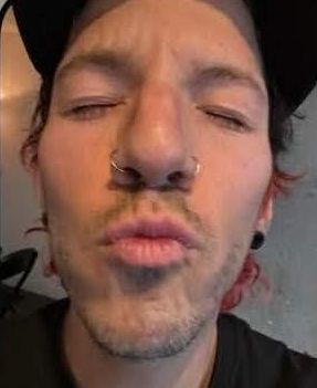 Kissy face Josh Dun