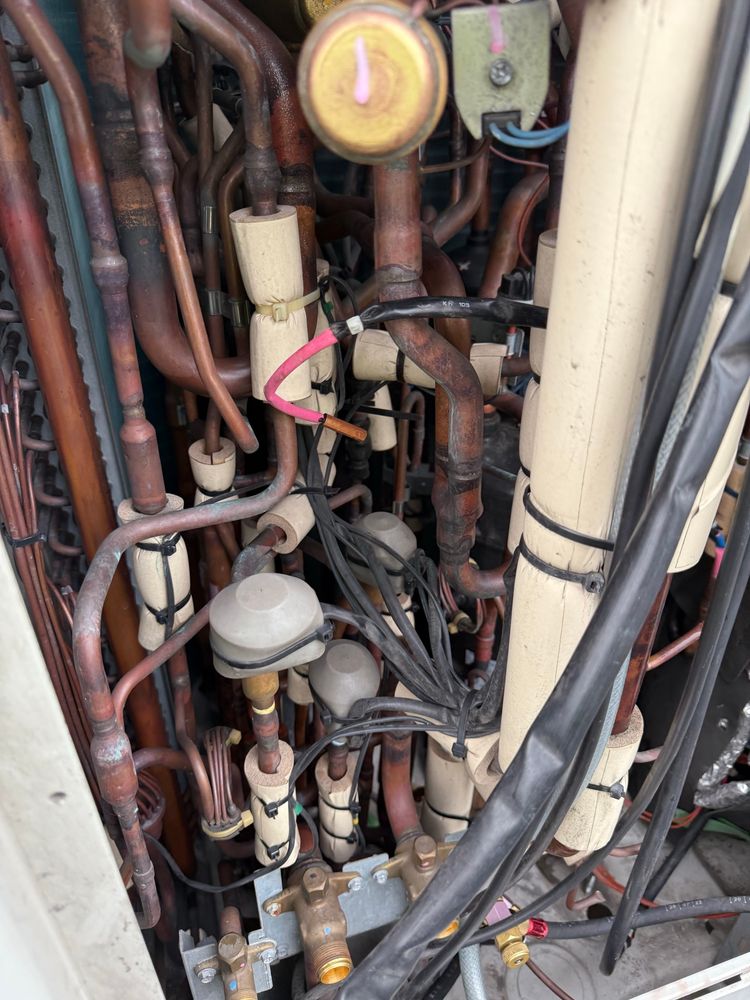 Internal view of a Daikin VRV4 slave unit