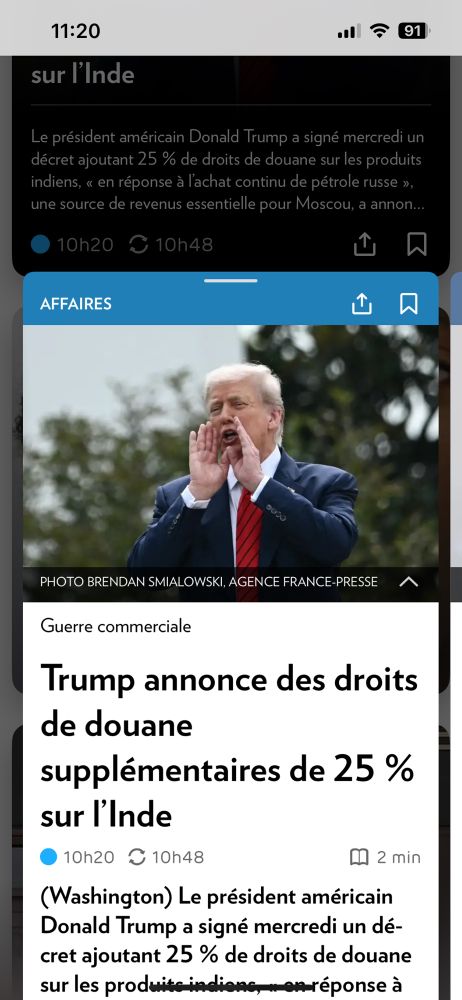 Trump est photographié en train de crier sur le toit de la maison Blanche avec ses mains placées pour amplifier le son, le titre de l’article de La Presse : Trump annonce des droits de douane supplémentaires de 25% sur l’Inde