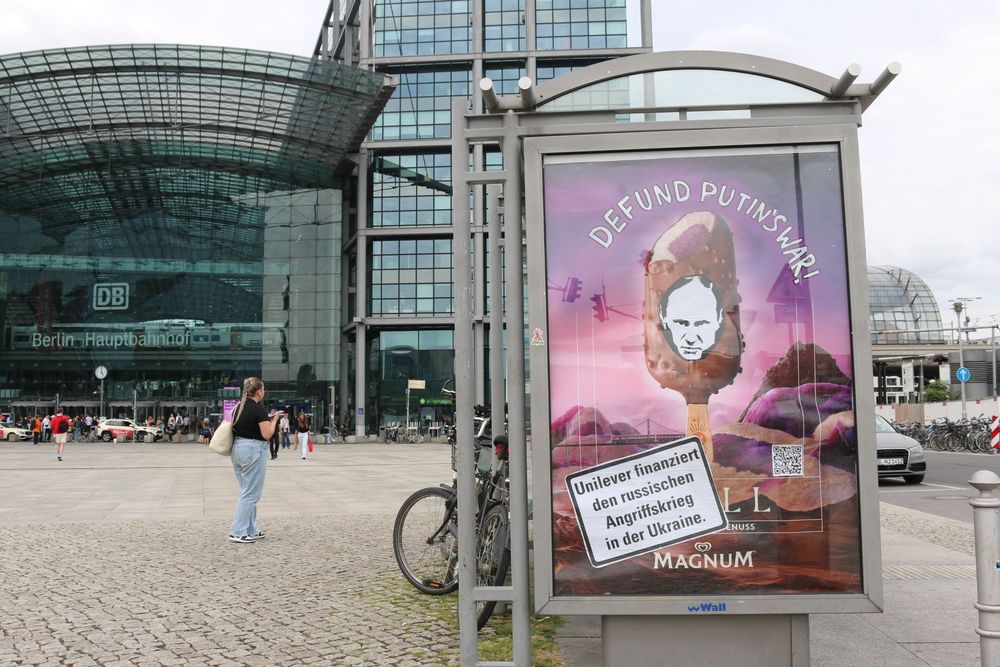 „Defund Putin’s War“: Unilever mit Adbusting-Aktion attakiert