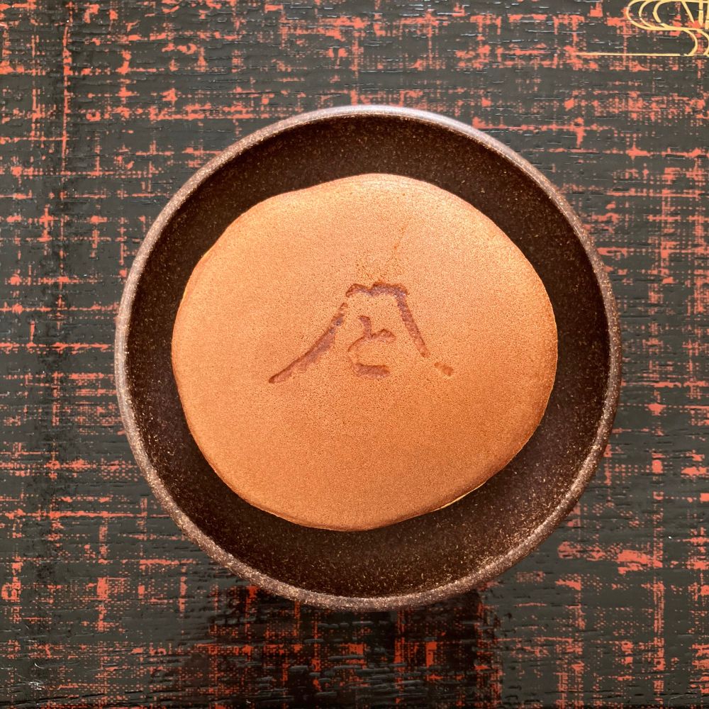 東京駅外TORAYA TOKYO にて。期間限定で御殿場のとらや工房から月・水・金と運ばれてます。数が少ないのと場所柄法人の御用達もあるのでお取り置き願の電話をされた方が無難です。自宅用に一つから快く対応してくださいます。連絡先等々はとらや東京のホームページ（とらやから各店のページを探しても辿り着けます）