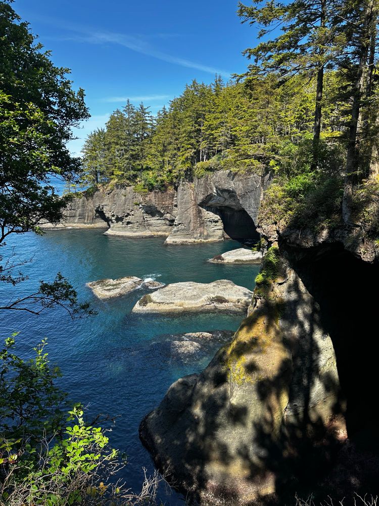 Ocean and rocks at the most northwestern point of the US, Cape Flattery 