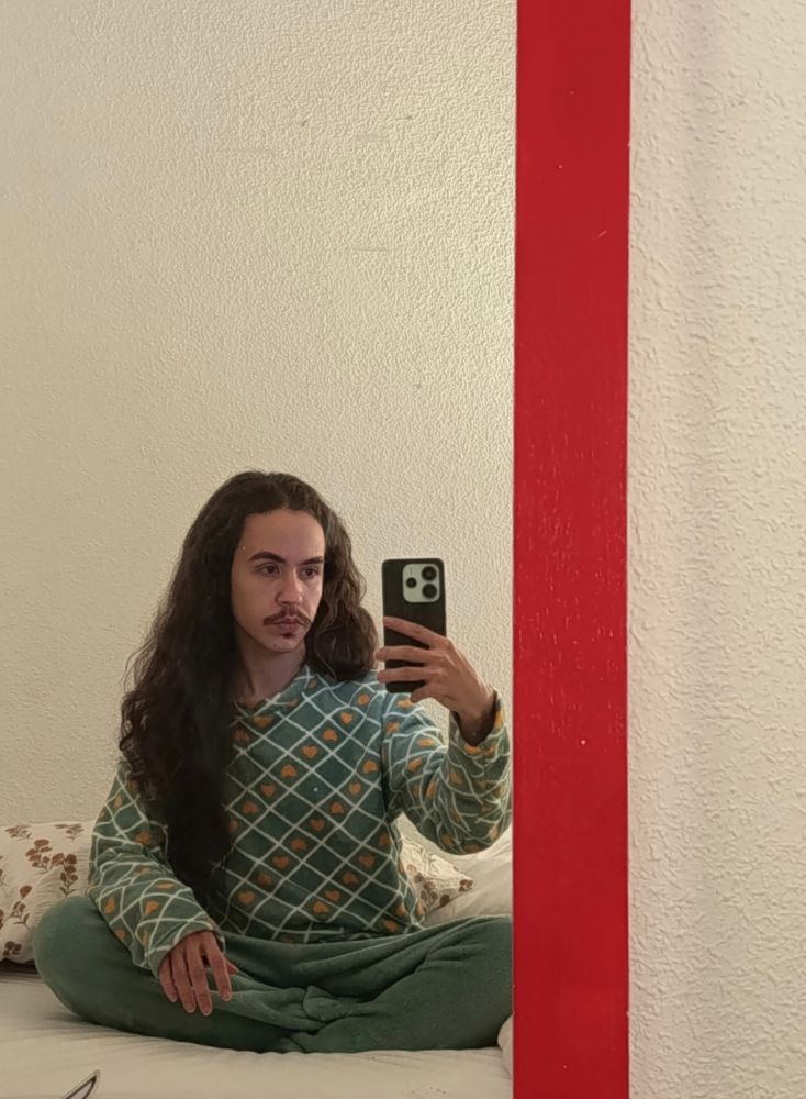 Selfie-espejo de une chique en pijama