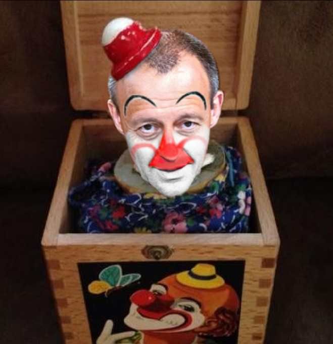 Merz guckt als clown aus der Kiste - Fritzbox