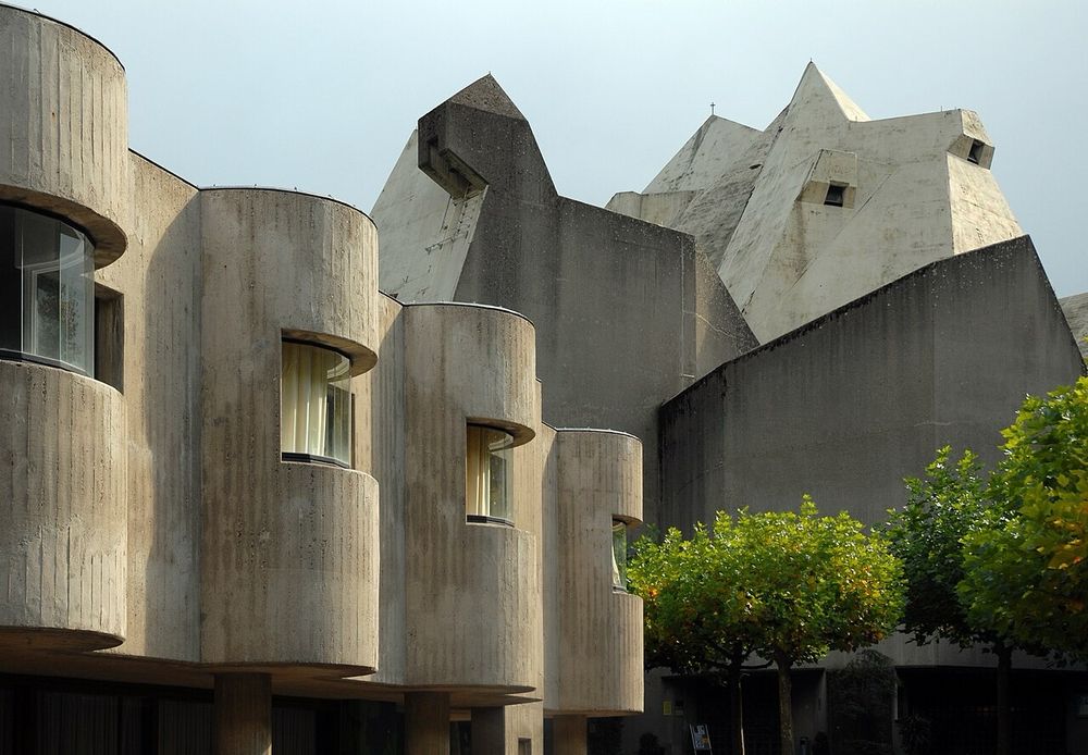 To the left, nuns’ rooms; to the right, the church. Photo by Seier + Seier via Wikimedia  Commins 