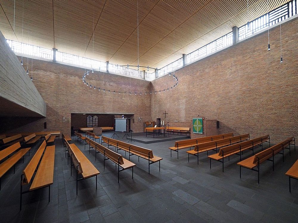 Another view of the worship space, this time during the day, showing light flooding in from the clerestory windows. To the left of the photographer is a CIP concrete mezzanine. Photo by Rudolfo42 via Wikimedia Commons