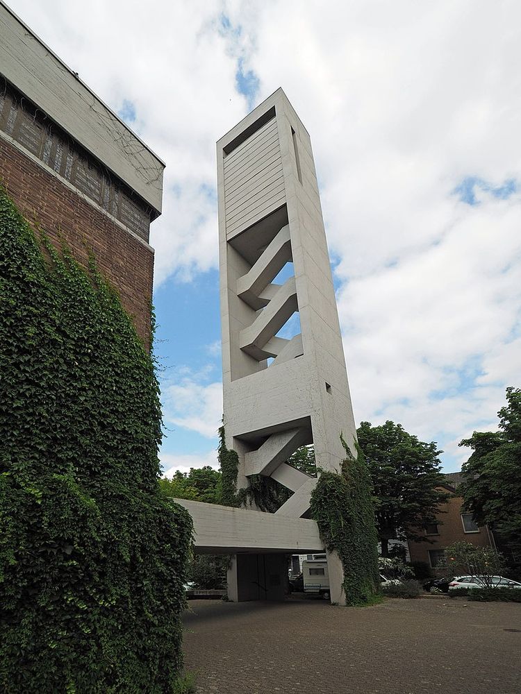 The CIP concrete church tower, a rectangular structure with a dramatically expressed stair. Photo by Rudolfo42 via Wikimedia Commons. 