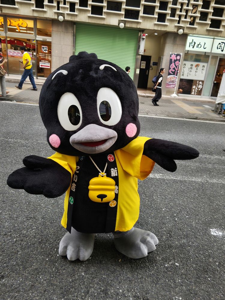 新橋こいち祭　キャラクターのこい吉くん(カラス、烏森神社があるからだそうです)