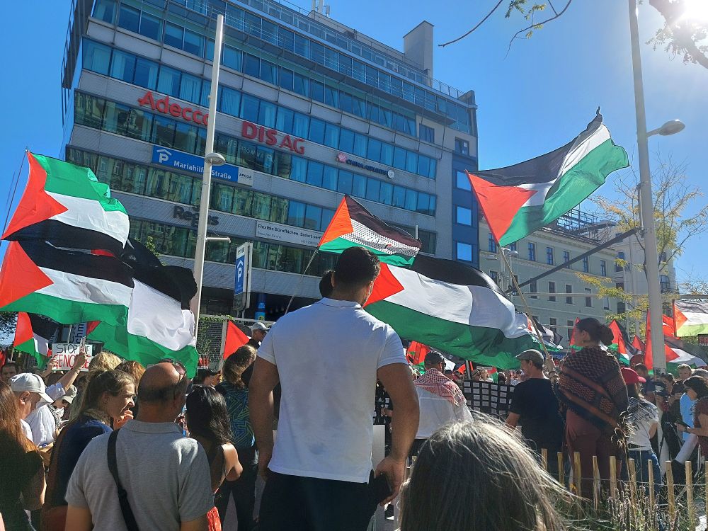 Vienna, late summer, early autumn, Saturday afternoon, 29°C, demonstration in support of Palestine, 30,000 people claimed