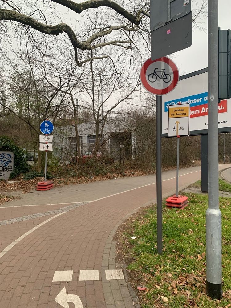 Schilder-Kudellmuddel auf eine BPR die jetzt als Umleitung für dem Gegenverkehr freigegeben ist.