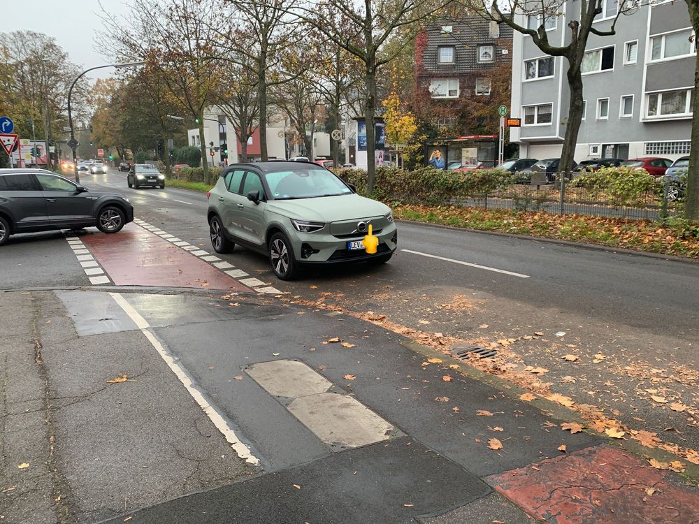 Falschparker steht buchstäblich mitten in einer Kreuzung.