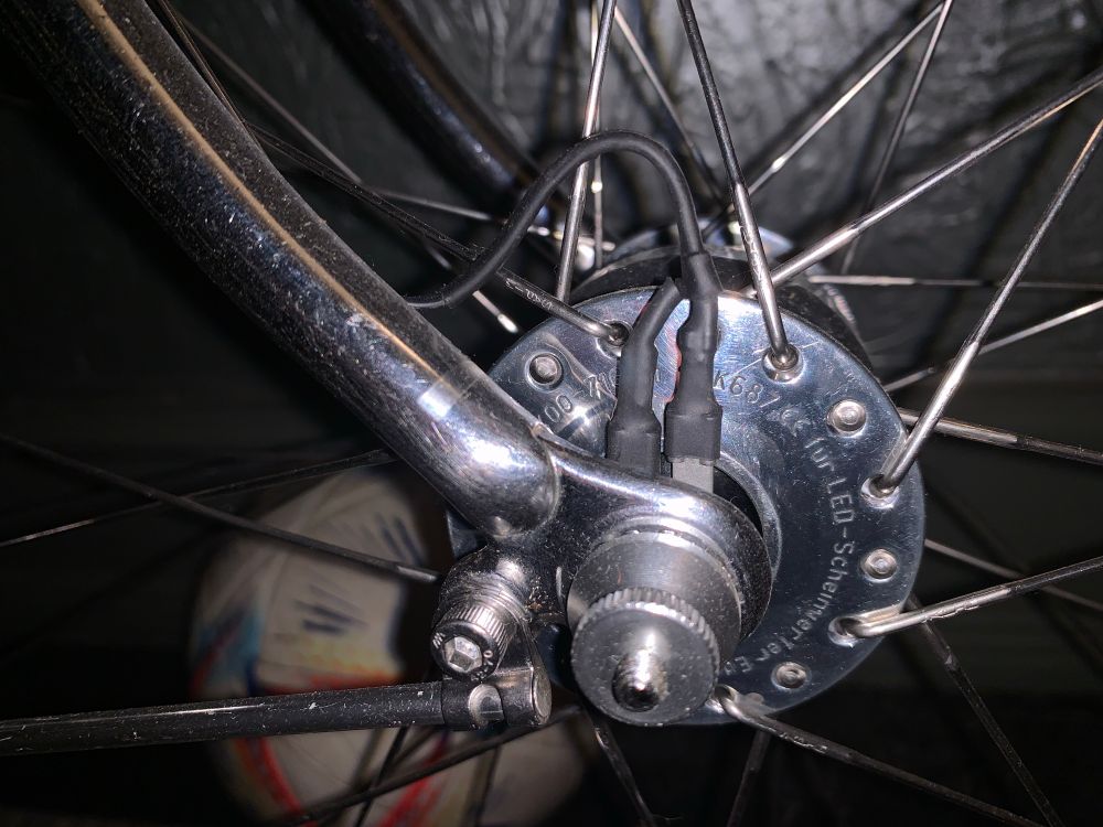 Eine Nabendynamo von der Seite wo man die angesteckte Anschlüsse sehen kann. 