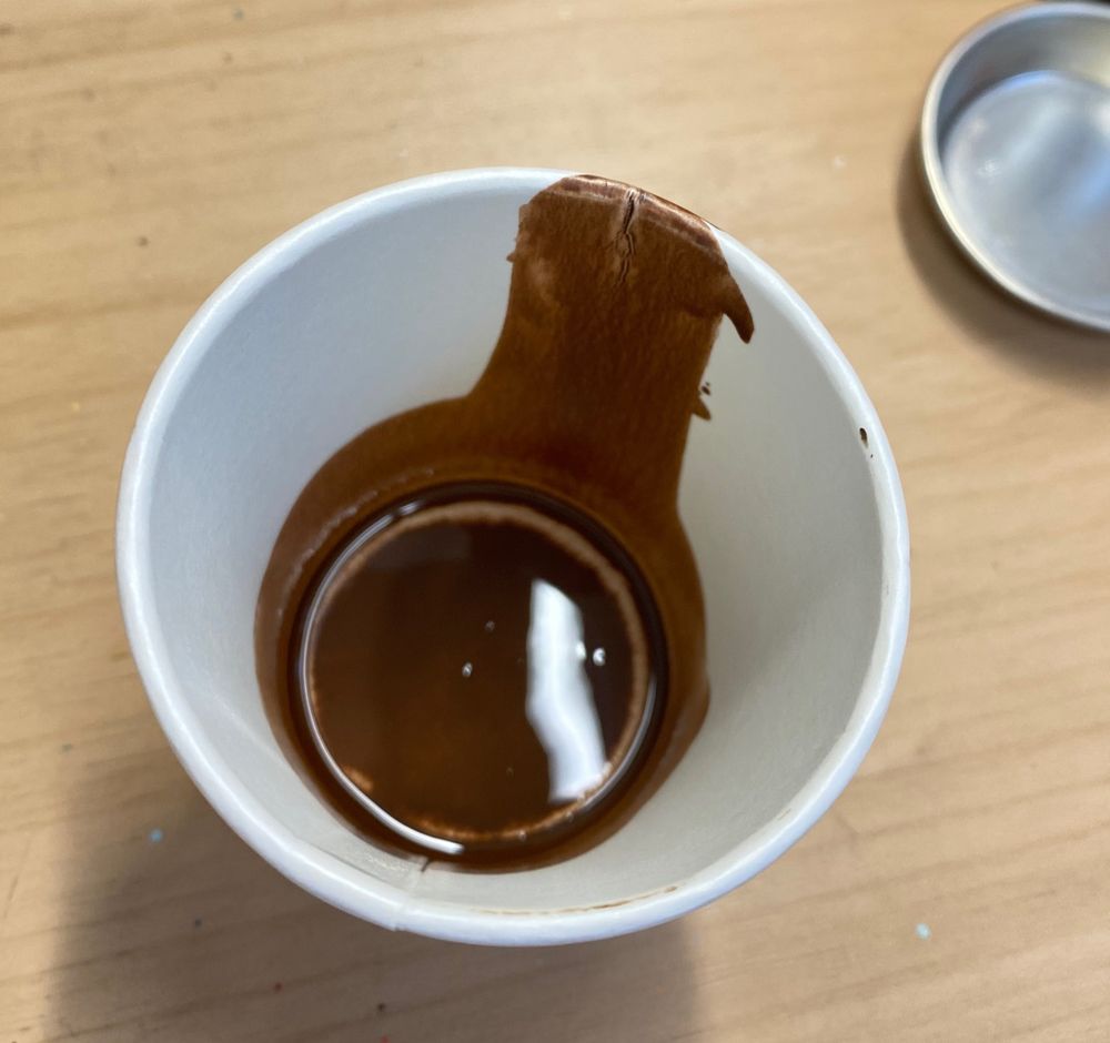 ・塗料を希釈する時に使ったカップ
・チョコレートカラーを使った為、見た目は美味しそうなホットチョコの残骸の様