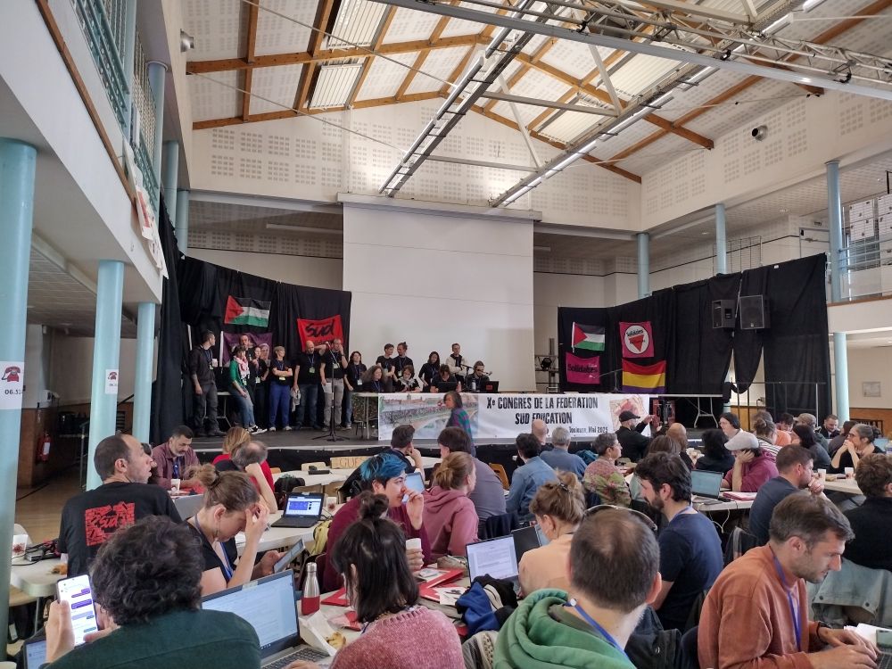 Photo de la tribune à l'ouverture du 10eme congrès de SUD éduc, avec les supers camarades de l'organisation du congrès ! 