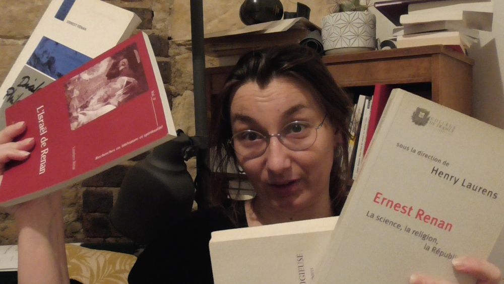 Miniature de la vidéo de demain, moi tenant les actes d'un colloque organisé par Henry Laurens et trois livres de Laudyce Rétat, L'Israël de Renan, son édition des Dialogues philosophiques et son étude Religion et imaginaire religieux dans l'œuvre de Renab