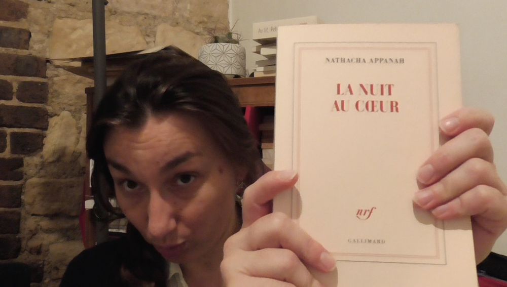 Miniature de la vidéo de demain, moi tenant, devant le mur habituel et à deux mains, le livre de Nathacha Appanah, collection blanche de Gallimard