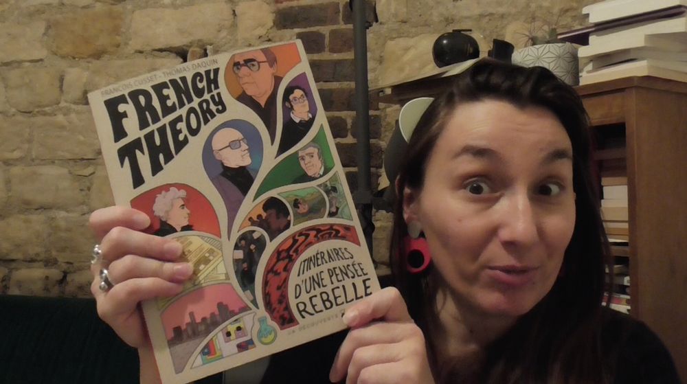 Miniature de la vidéo de demain, moi avec la bd à couverture psychédélique