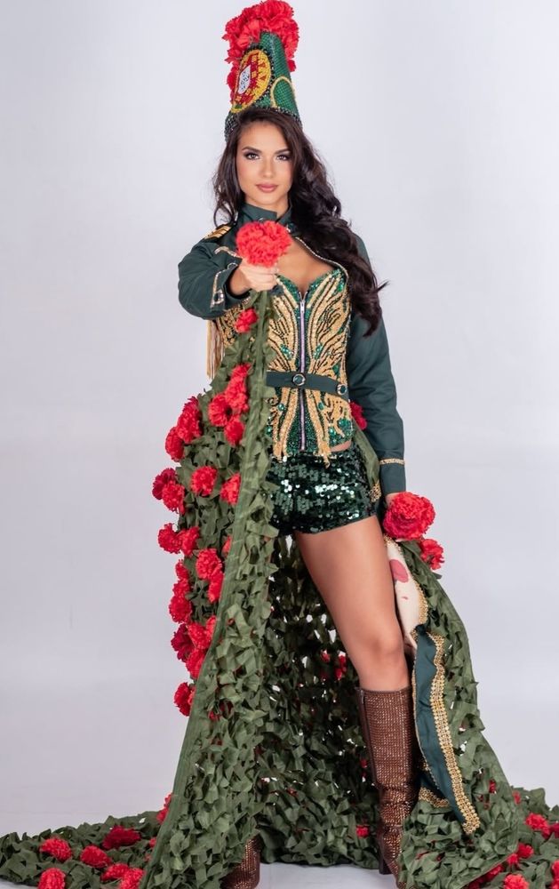 Miss Portugal au concours miss Univers, déguisée en soldate elfique/porteuse d'œillets/révolutionnaire sexy
