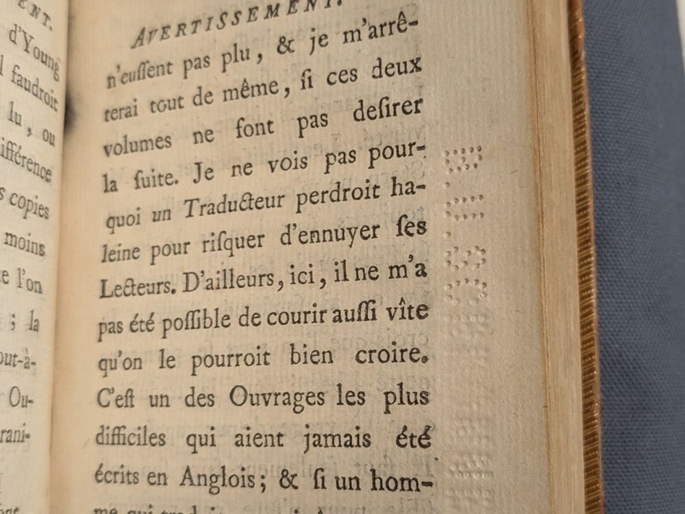 Page d'un ouvrage du 18e siècle sur laquelle on peut lire "Je ne vois pas pour un traducteur perdroit l'haleine pour risquer d'ennuyer ses lecteurs"