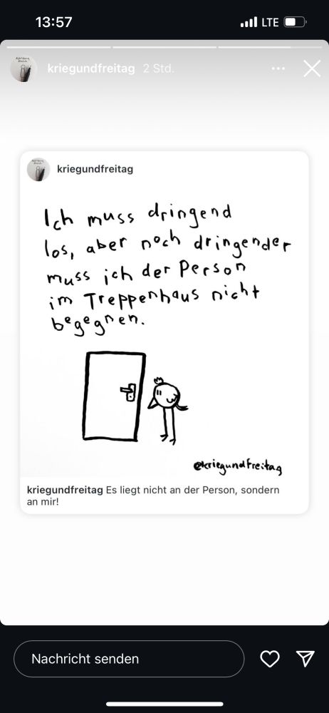 Ich muss dringend los, aber noch dringender muss ich der Person im Treppenhaus nicht begegnen. Denkt ein Vogel vor der Tür.