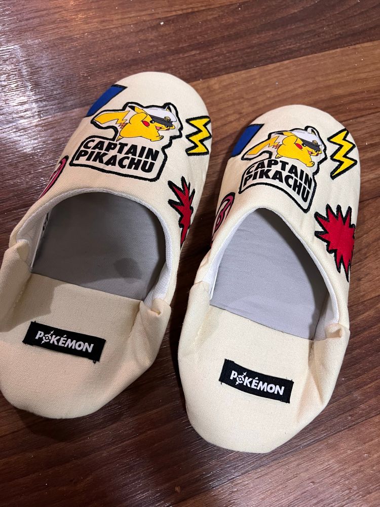 アニメポケットモンスターのキャプテンピカチュウのスリッパ。スリーコインズにて購入。ほどよくふかふかしてて履き心地良しです。ホテルと飛行機で履きます。