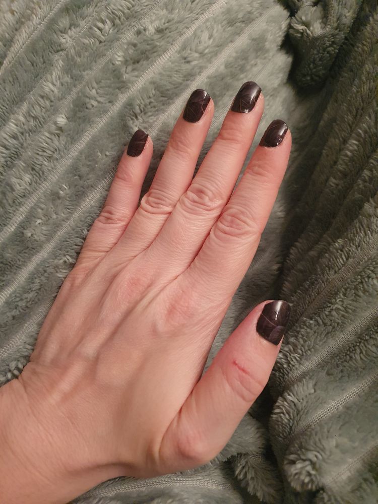 Schwarze Nail Wraps mit einem dezenten grau/goldenen Skeleton Leaf-Muster.