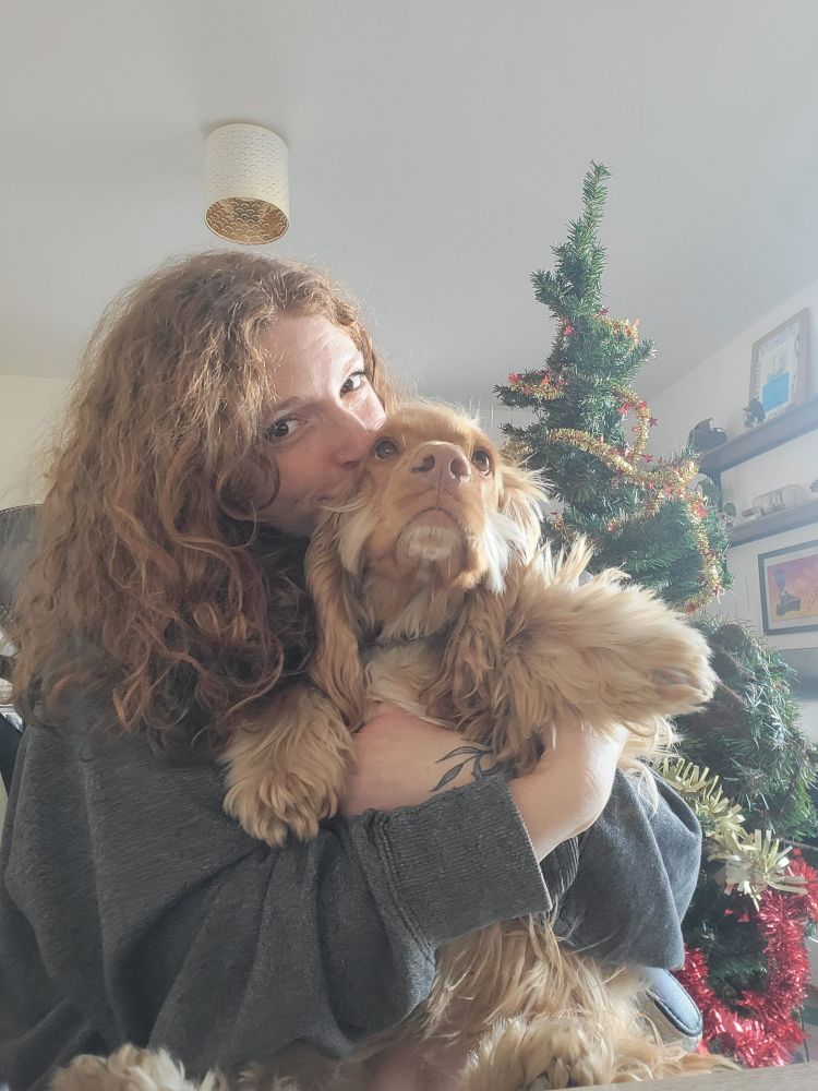 Moi en train de faire un bisou à mon chien ❤️