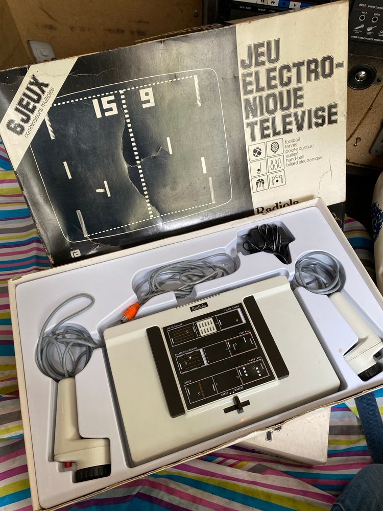 Photo d'une console de jeu Radiola TO3 (qui est en fait une Philips N30 rhabillée, oui c'est intéressant), circa 1978, avec 6 jeux de type PONG, tu vois le genre.