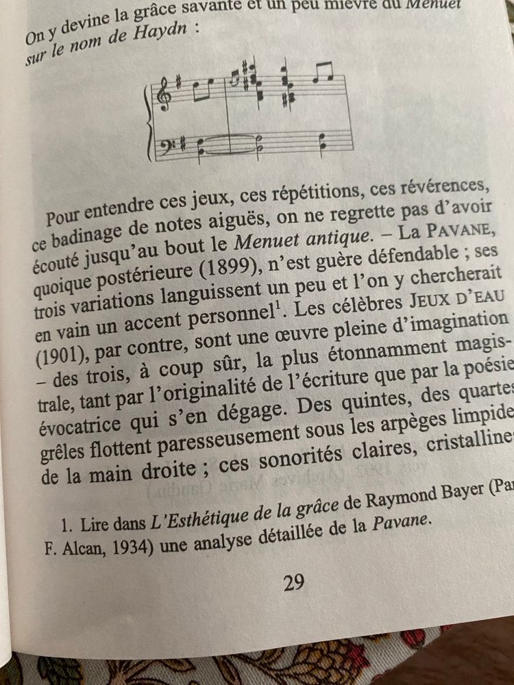 Photo d'une page du Ravel de Jankélévitch, où il écrit : "La Pavane (…) n'est guère défendable ; ses trois variations languissent un peu et l'on y chercherait en vain un accent personnel."