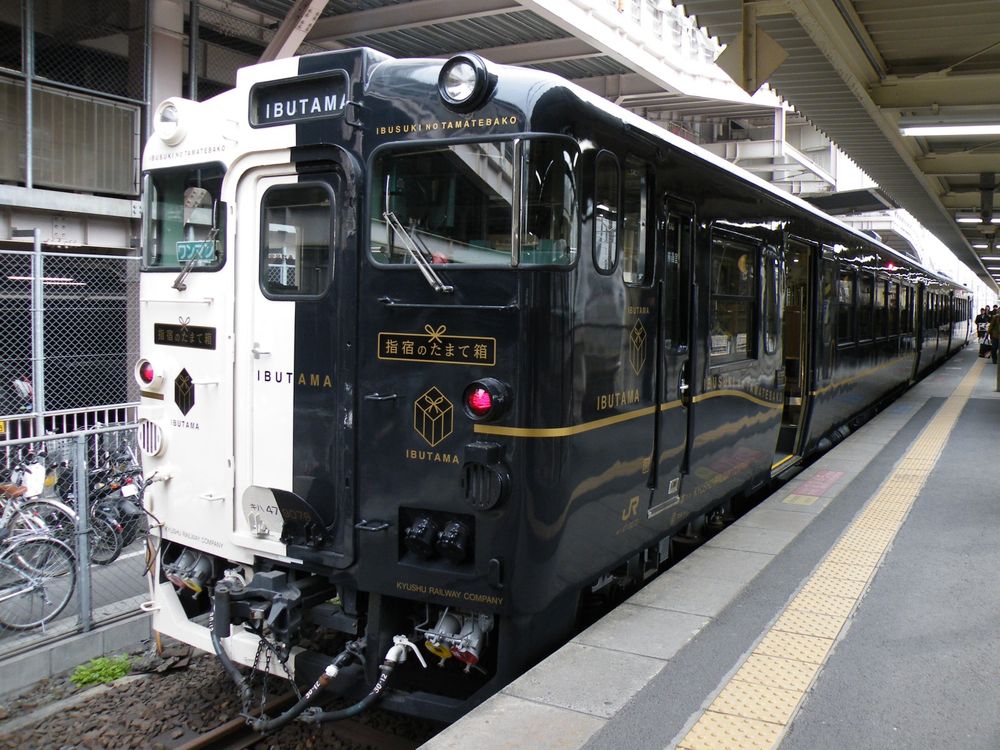 One end of a train of self-propelled passenger railcars, it is painted white on the left side and black on the right side.